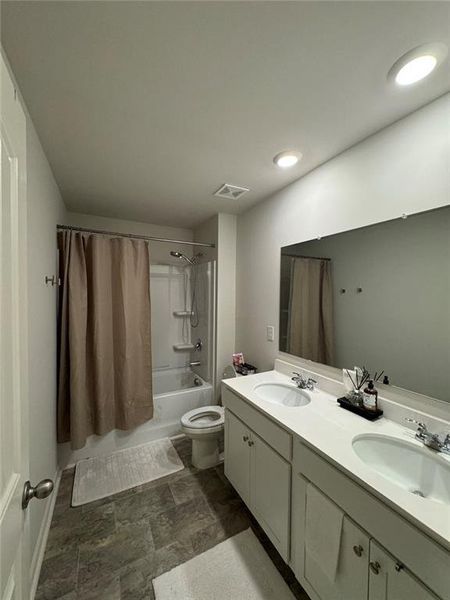 Furnished interior view inside a new home in , Dallas (Image 40).