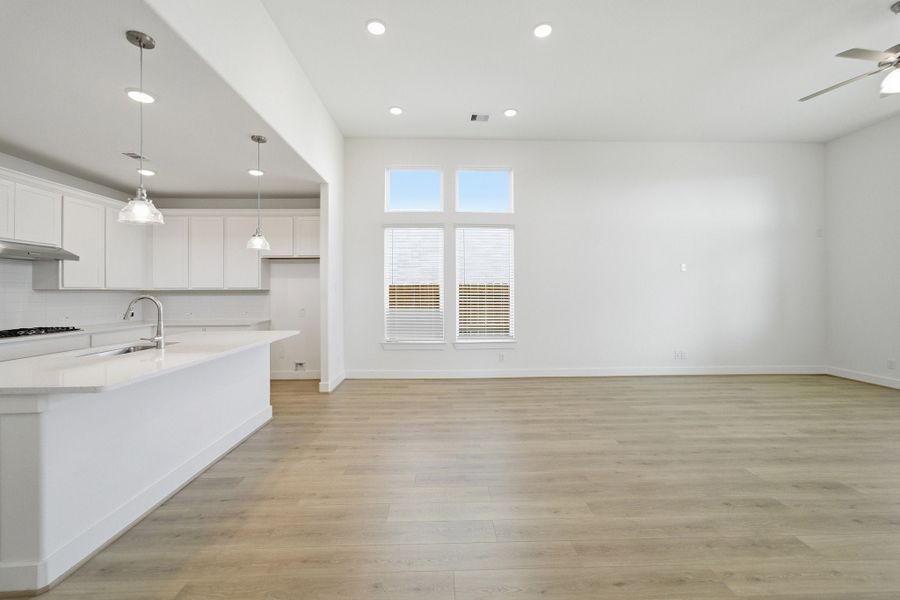 Spacious, unfurnished interior of a new home in Sunterra Lakes, Brookshire (Image 28).