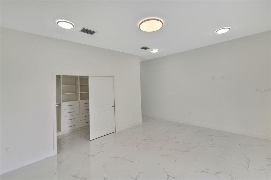 Spacious, unfurnished interior of a new home in , Rotonda West (Image 27).