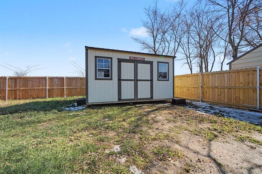 Exterior details and patio area of a home in , Malakoff (Image 21).
