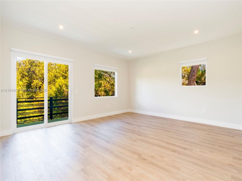 Spacious, unfurnished interior of a new home in , Fort Lauderdale (Image 15).