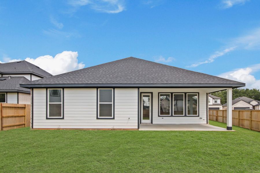 Exterior details and patio area of a home in Hills of Westlake, Conroe (Image 4).