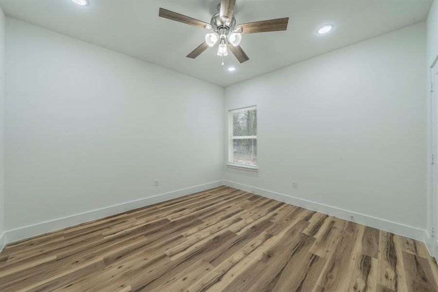 Spacious, unfurnished interior of a new home in , Log Cabin (Image 6).