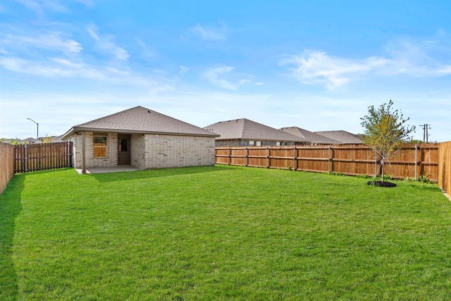 Exterior details and patio area of a home in Meadowbrook Estates, Cleburne (Image 3).