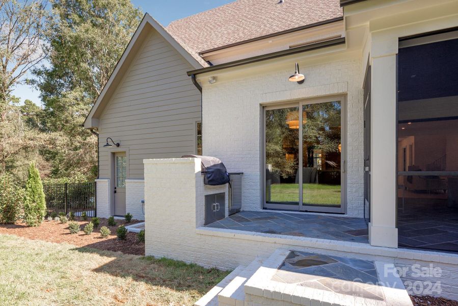 Outdoor kitchen with access to Breakfast area and screen porch