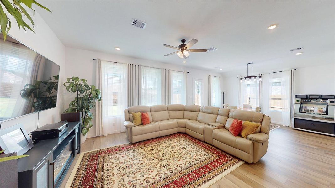 Furnished interior view inside a new home in ARTAVIA, Conroe (Image 16). Furnished interior view inside a new home in ARTAVIA, Conroe (Image 16).