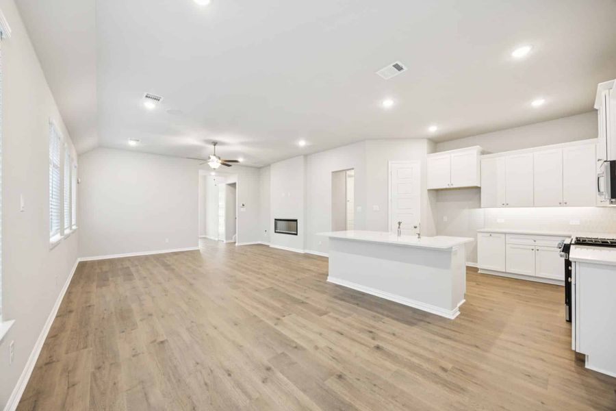 Spacious, unfurnished interior of a new home in Avondale, Fate (Image 24).