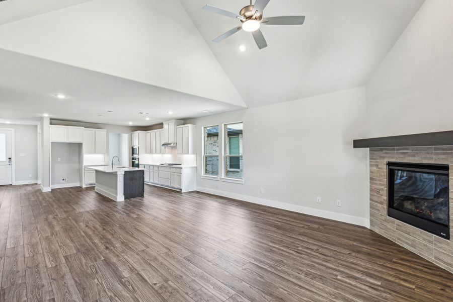 Spacious, unfurnished interior of a new home in Dove Hollow, Waxahachie (Image 30).