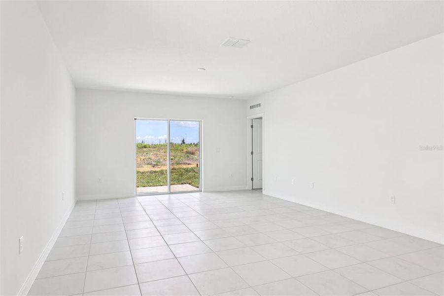 Spacious, unfurnished interior of a new home in Hamilton Bluff, Haines City (Image 18).