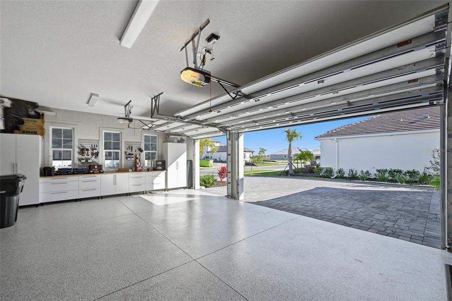 Spacious, unfurnished interior of a new home in , Sarasota (Image 23).