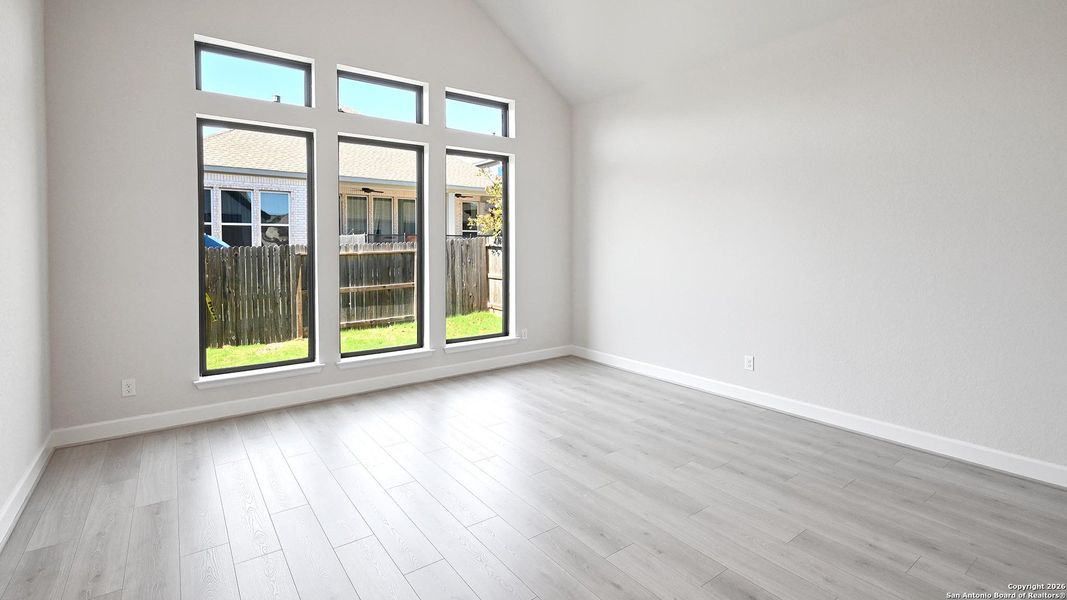 Spacious, unfurnished interior of a new home in Veramendi 60', New Braunfels (Image 19).