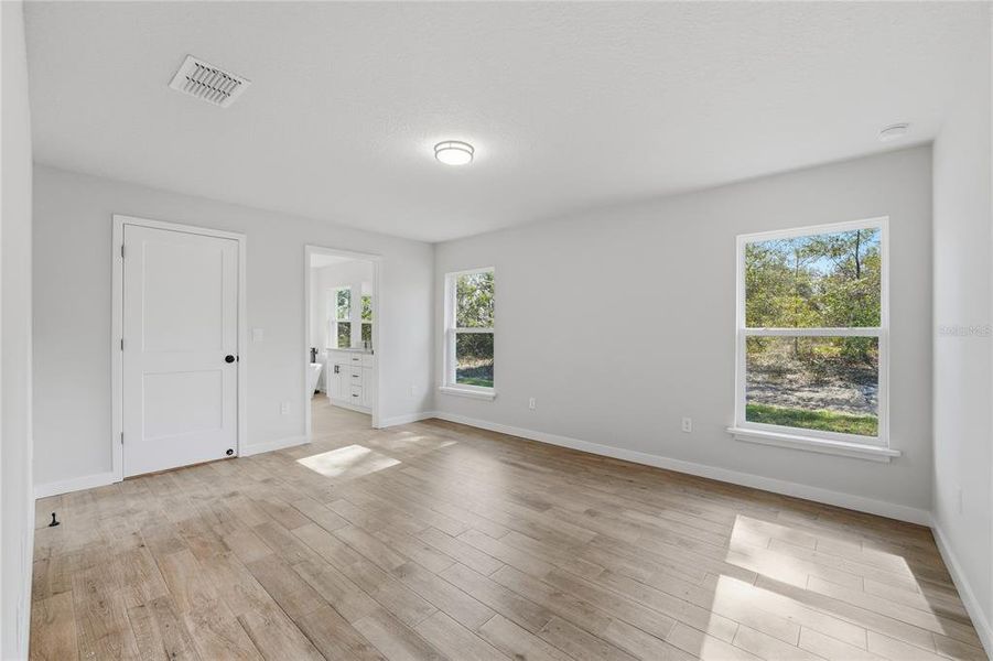 Spacious, unfurnished interior of a new home in , Ocala (Image 27).