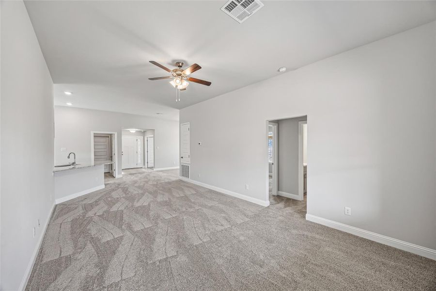 Spacious, unfurnished interior of a new home in Grand Oaks Reserve, Cleveland (Image 11).