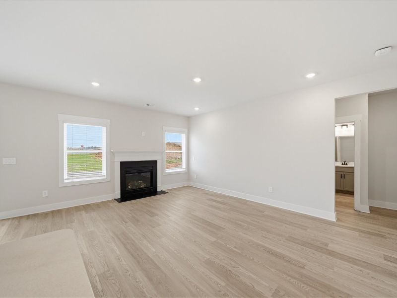 Spacious, unfurnished interior of a new home in Ashby Woods, Boiling Springs (Image 9).