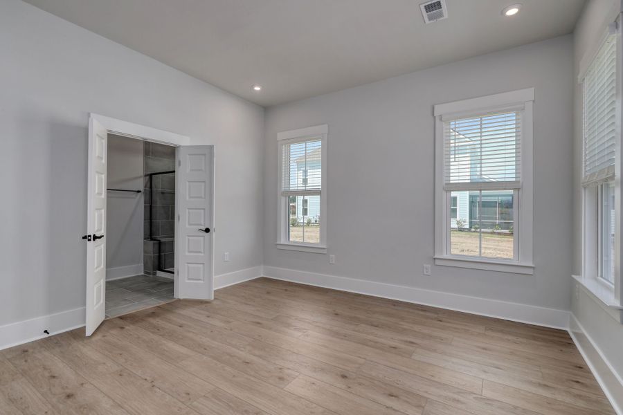 Spacious, unfurnished interior of a new home in SayeBrook, Myrtle Beach (Image 13).