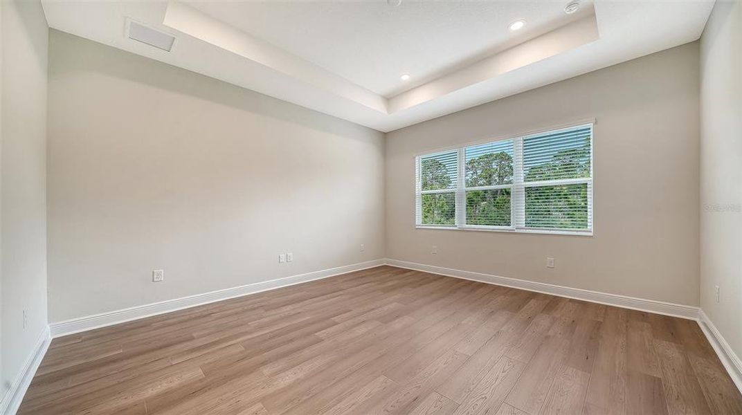 Spacious, unfurnished interior of a new home in , Sarasota (Image 30).