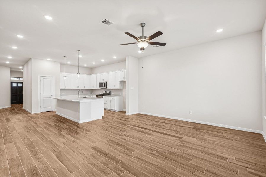 Spacious, unfurnished interior of a new home in Jordan Ranch 45' Homesites, Fulshear (Image 22). Spacious, unfurnished interior of a new home in Jordan Ranch 45' Homesites, Fulshear (Image 22).