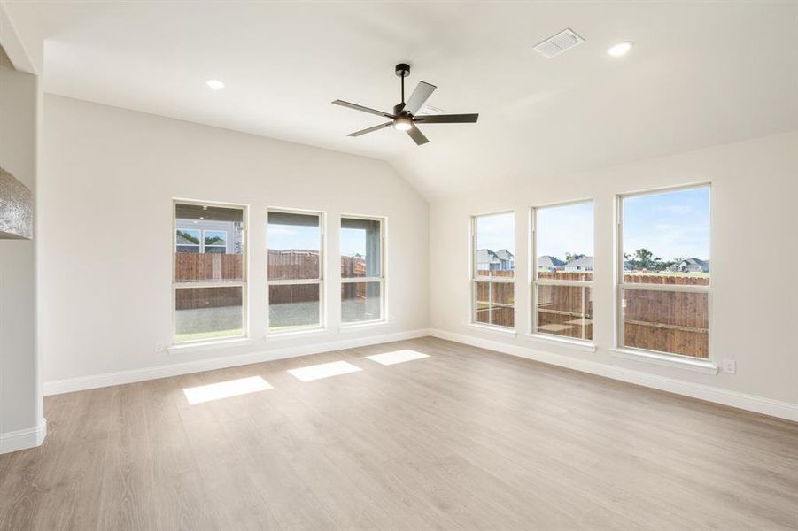 Spacious, unfurnished interior of a new home in Sunset Ridge, Alvarado (Image 19).