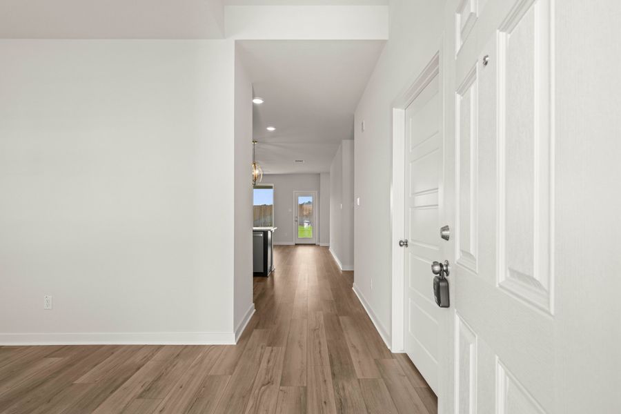 Spacious, unfurnished interior of a new home in The Reserve at Turnbo Ranch, Killeen (Image 11).