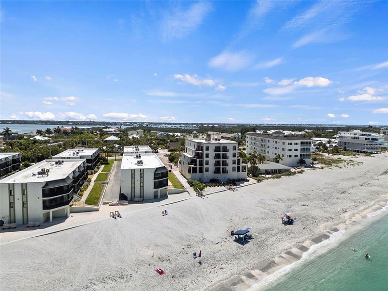 Condo located in Englewood, FL showcasing its design and architecture (Image 6).