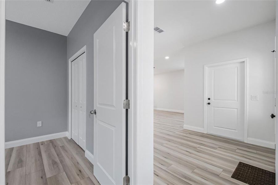 Spacious, unfurnished interior of a new home in , Daytona Beach (Image 13).