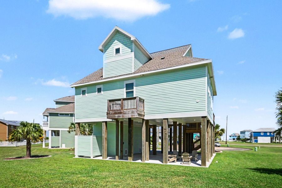 Exterior details and patio area of a home in , Galveston (Image 20).
