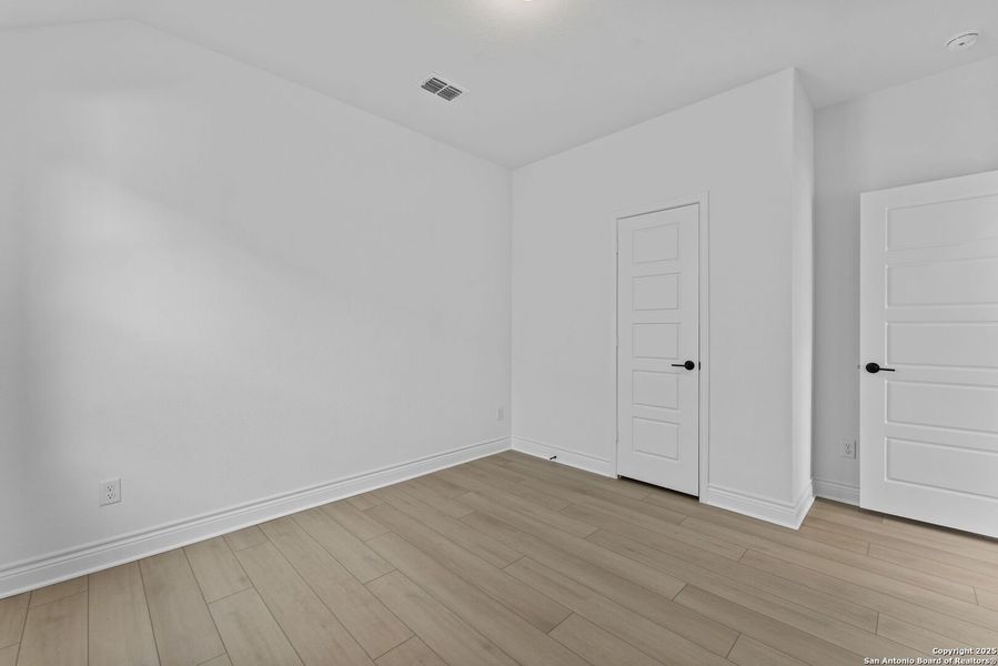 Spacious, unfurnished interior of a new home in Davis Ranch, San Antonio (Image 17).