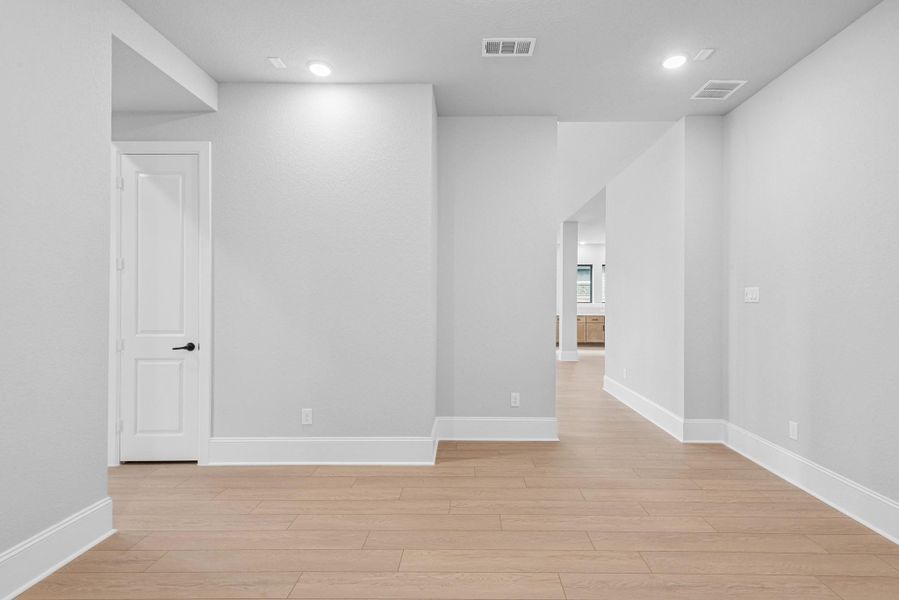 Spacious, unfurnished interior of a new home in Sienna 65' Homesites, Missouri City (Image 28).