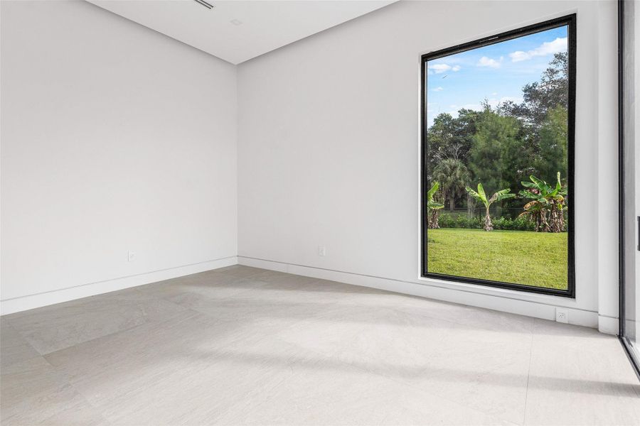 Spacious, unfurnished interior of a new home in , Parkland (Image 52).
