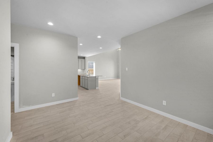 Spacious, unfurnished interior of a new home in Sunterra Lakes, Brookshire (Image 26).