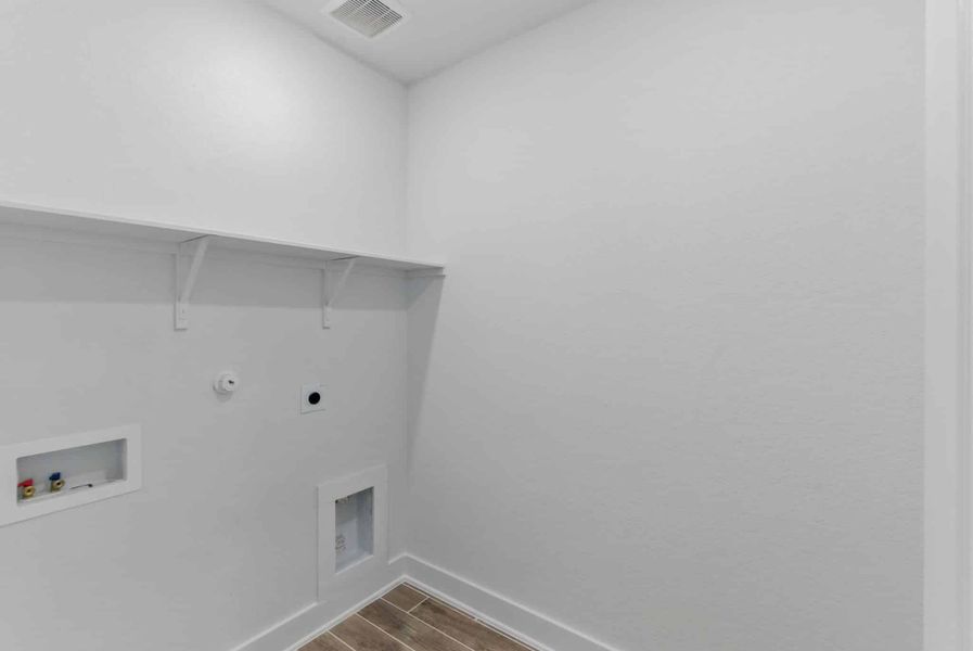 Spacious, unfurnished interior of a new home in Rose Hill, San Antonio (Image 25).