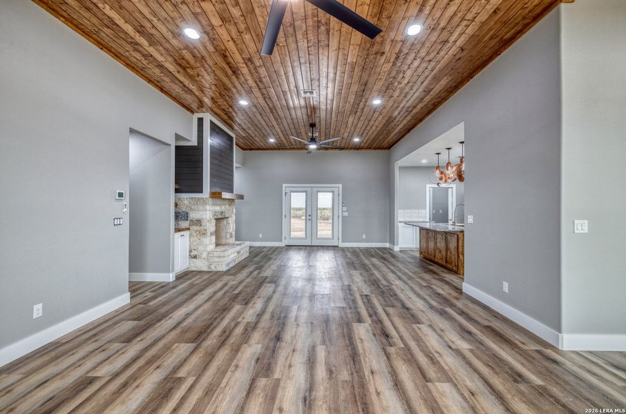 Spacious, unfurnished interior of a new home in , Uvalde (Image 26).