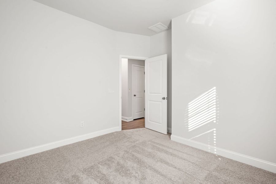 Spacious, unfurnished interior of a new home in Waterways, Richmond Hill (Image 15).