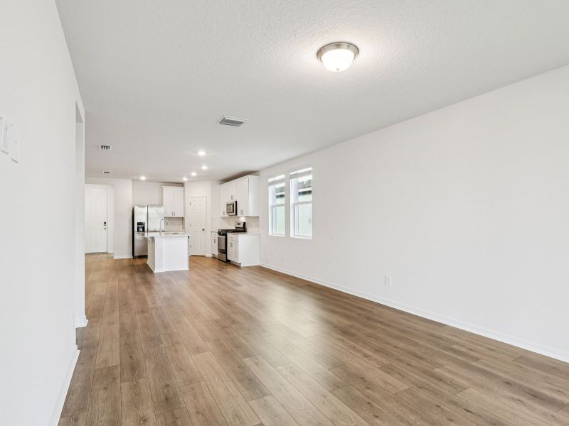 Spacious, unfurnished interior of a new home in Springs at Lake Alfred - Signature Series, Lake Alfred (Image 8).