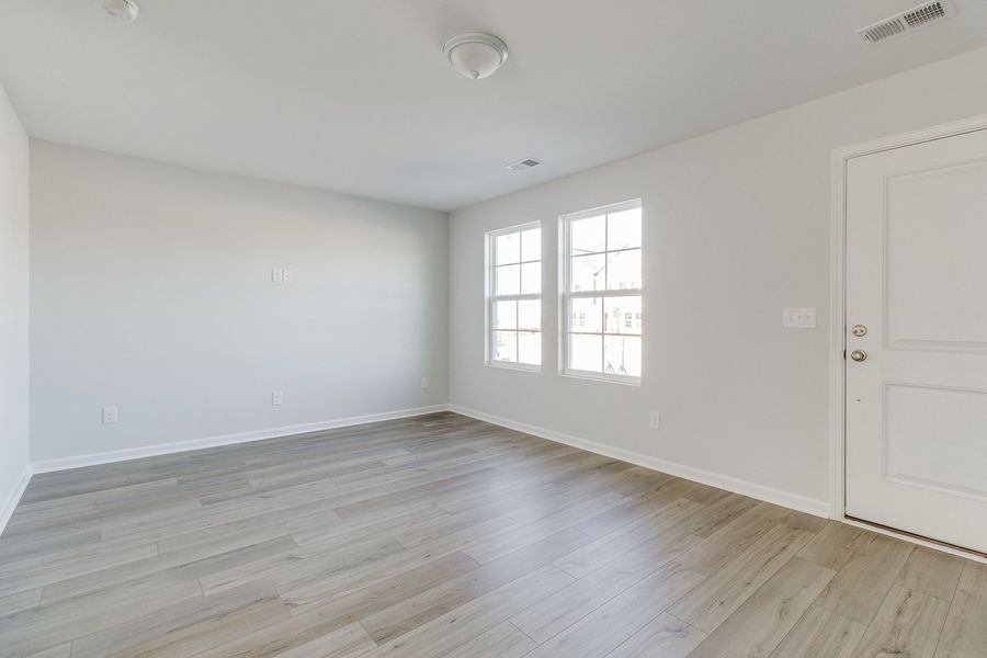 Spacious, unfurnished interior of a new home in Astoria, Columbia (Image 15).