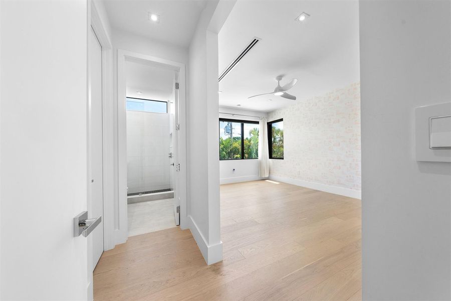 Spacious, unfurnished interior of a new home in , Fort Lauderdale (Image 22).