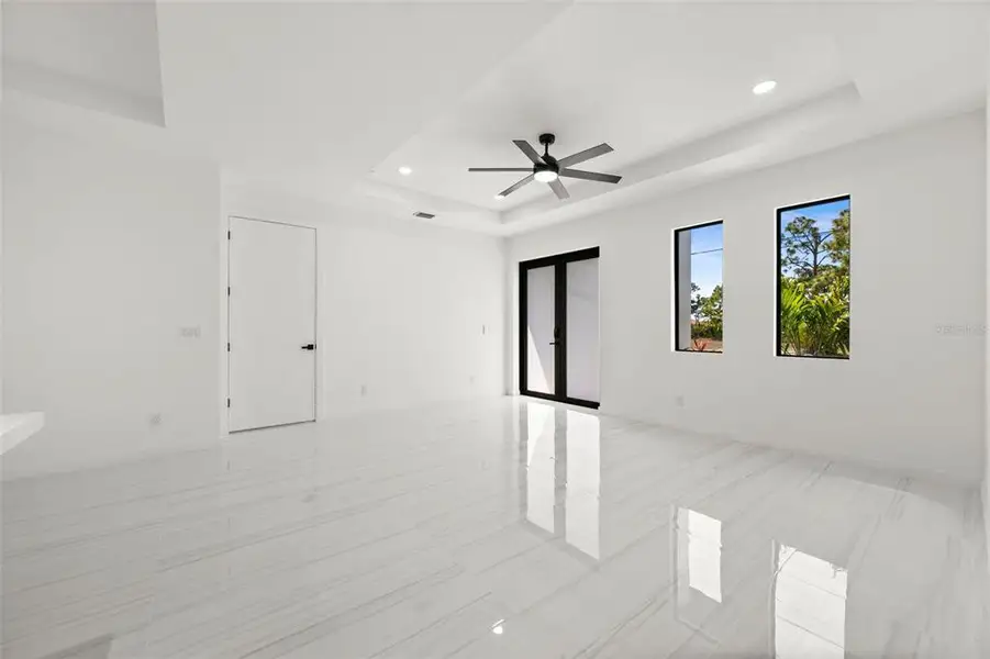Spacious, unfurnished interior of a new home in , Cape Coral (Image 15).