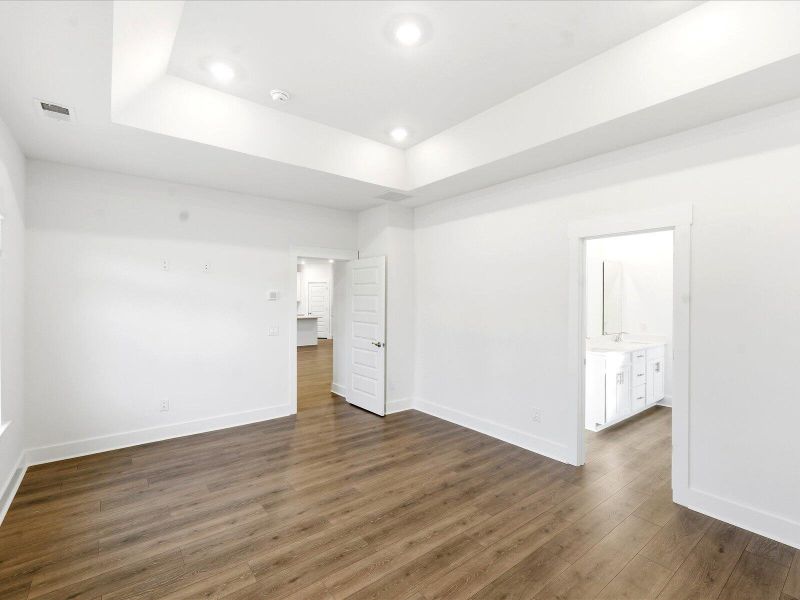 Spacious, unfurnished interior of a new home in The Coves at Lakes of Cane Bay II, Summerville (Image 20).