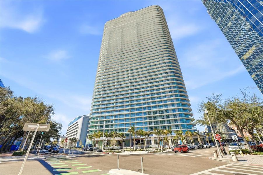 Condo located in St. Petersburg, FL showcasing its design and architecture (Image 34).