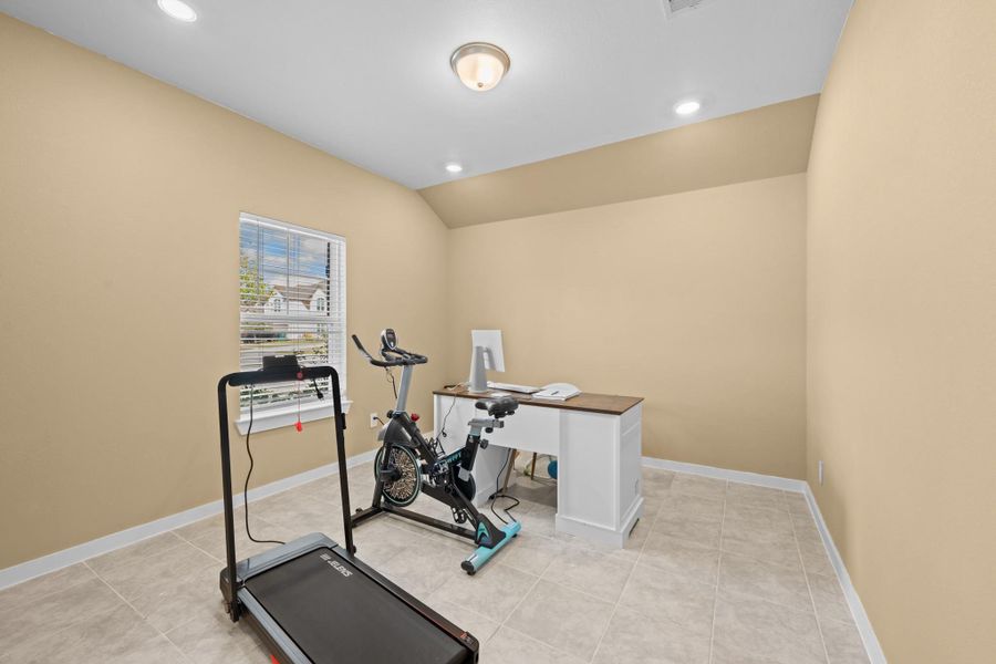 Furnished interior view inside a new home in Sierra Vista, Iowa Colony (Image 39).