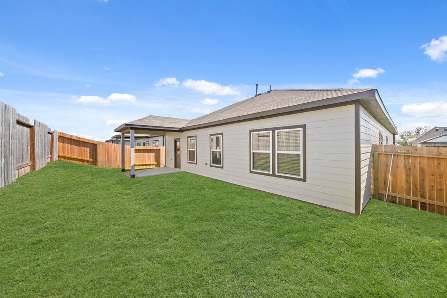 Exterior details and patio area of a home in Lexington Heights, Willis (Image 3).