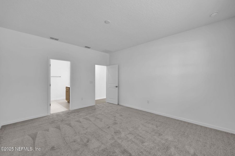 Spacious, unfurnished interior of a new home in Bradley Creek, Green Cove Springs (Image 38).