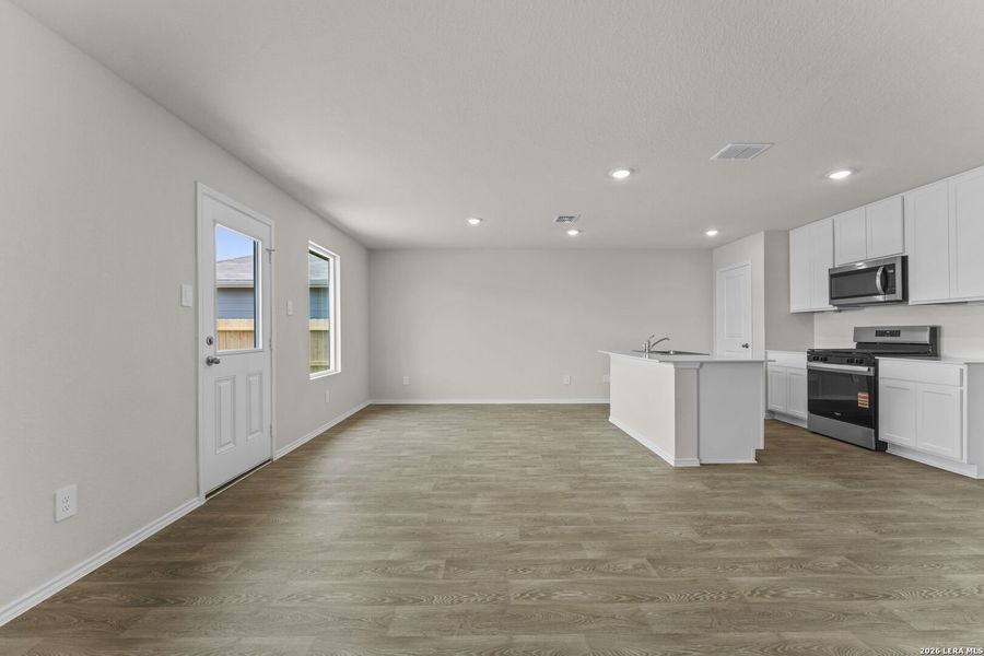 Spacious, unfurnished interior of a new home in Navarro Fields, Seguin (Image 18).