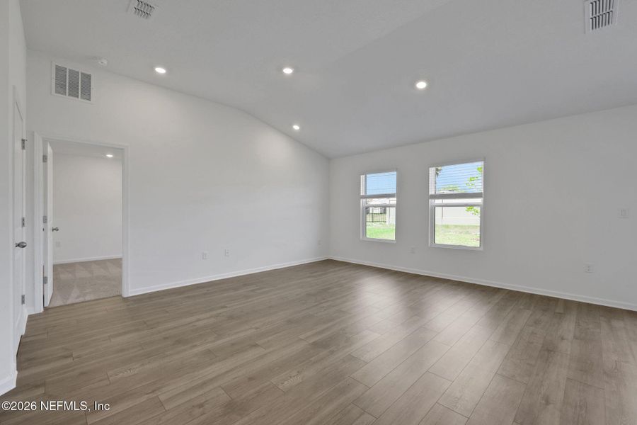 Spacious, unfurnished interior of a new home in Diamond Springs, Jacksonville (Image 16).