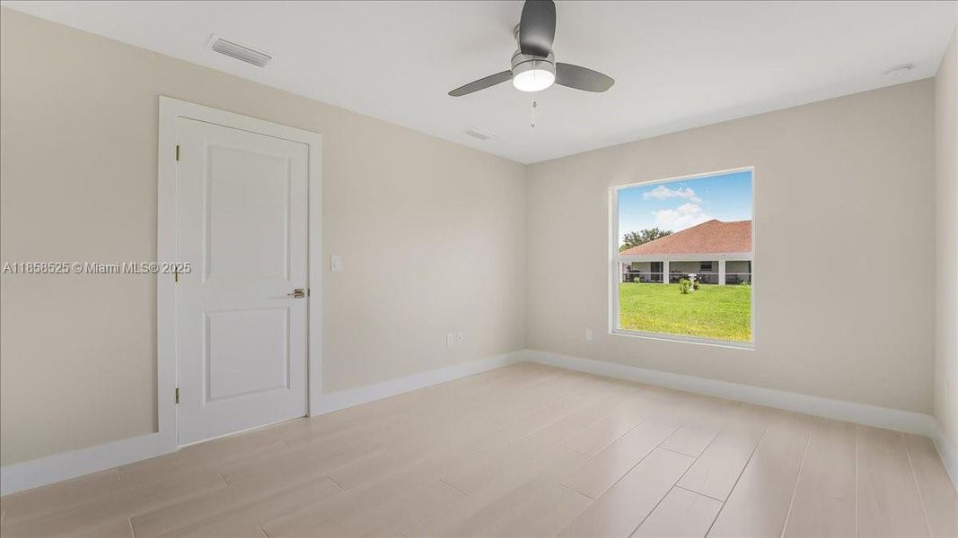 Spacious, unfurnished interior of a new home in , Lehigh Acres (Image 9).