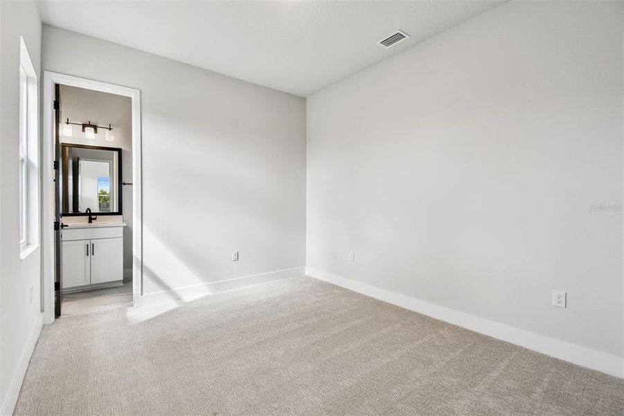 Spacious, unfurnished interior of a new home in Palmera Wellen Park - Classic Series, Venice (Image 10).