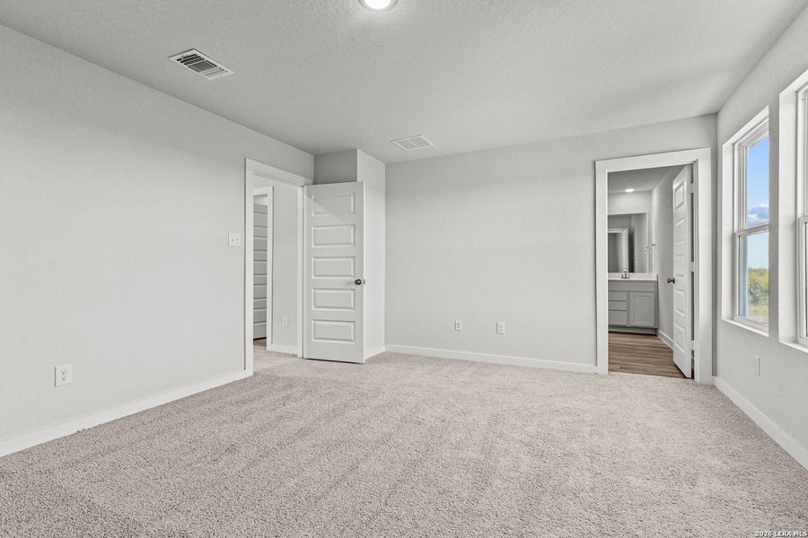 Spacious, unfurnished interior of a new home in Hacienda, San Antonio (Image 14).
