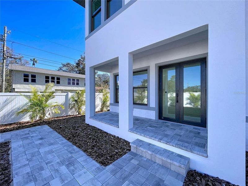 Exterior details and patio area of a home in , St. Petersburg (Image 35).