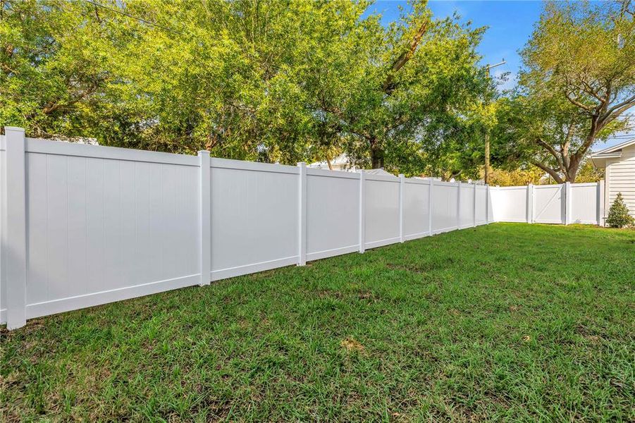Exterior details and patio area of a home in , St. Petersburg (Image 31).