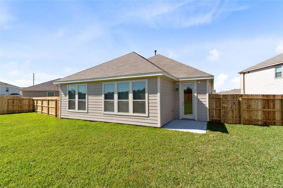 Come explore this generous backyard—perfect for kids to play freely and adults to unwind in comfort!